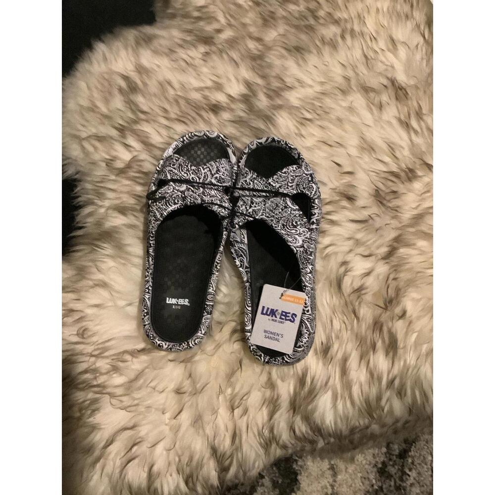 LUKEES Muk Luks Sandals Size XL 11-12 paisley black/white pattern, cross straps